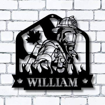 Feuerwehrmaske mit gekreuzten Äxten – Individuelles Namensschild aus Metall – Personalisierte Wanddekoration