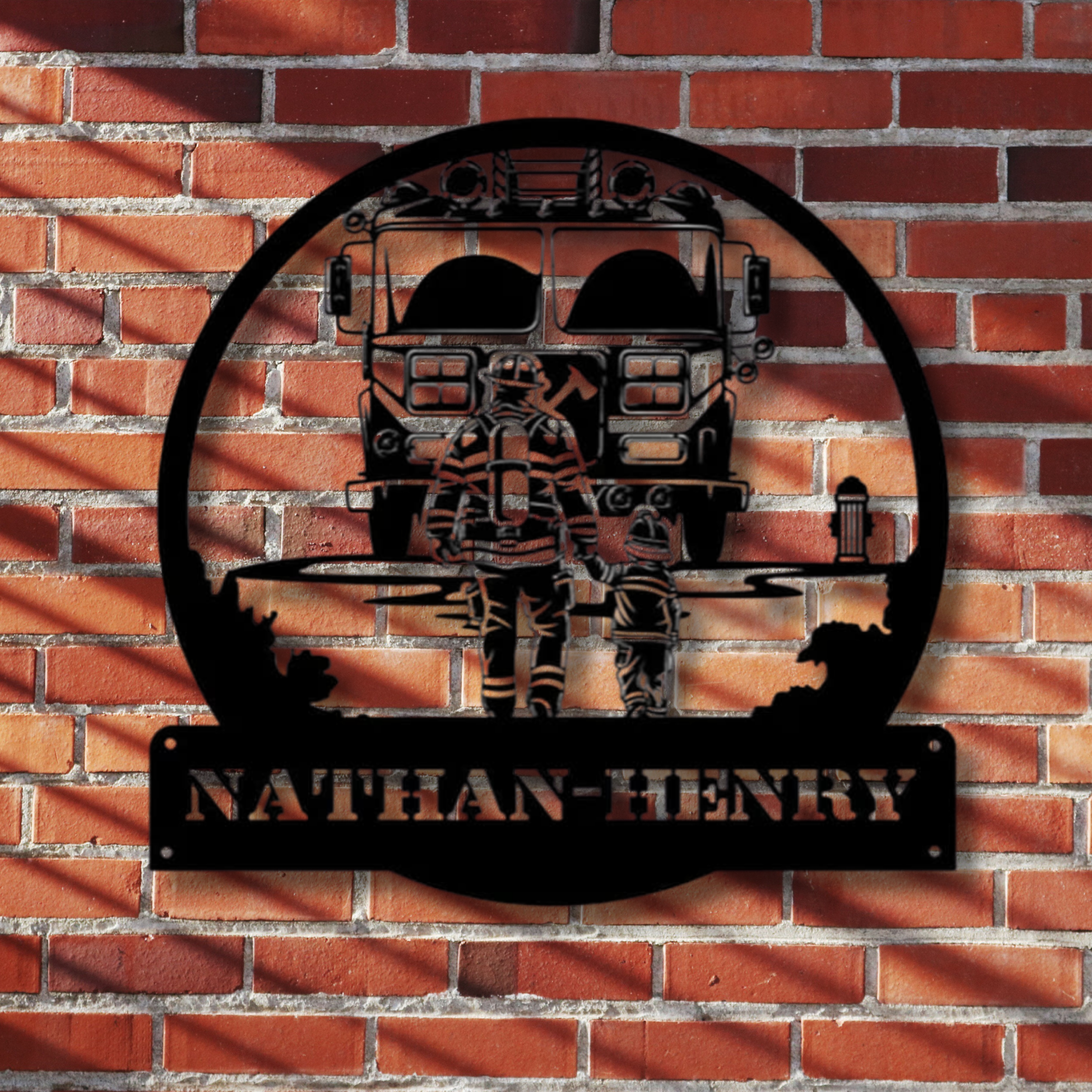 Metallschild mit individuellem Namen „Feuerwehrmann-Papa und sein Kind“ – Personalisierte Wanddekoration