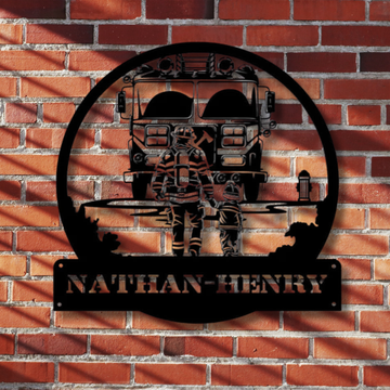 Metallschild mit individuellem Namen „Feuerwehrmann-Papa und sein Kind“ – Personalisierte Wanddekoration