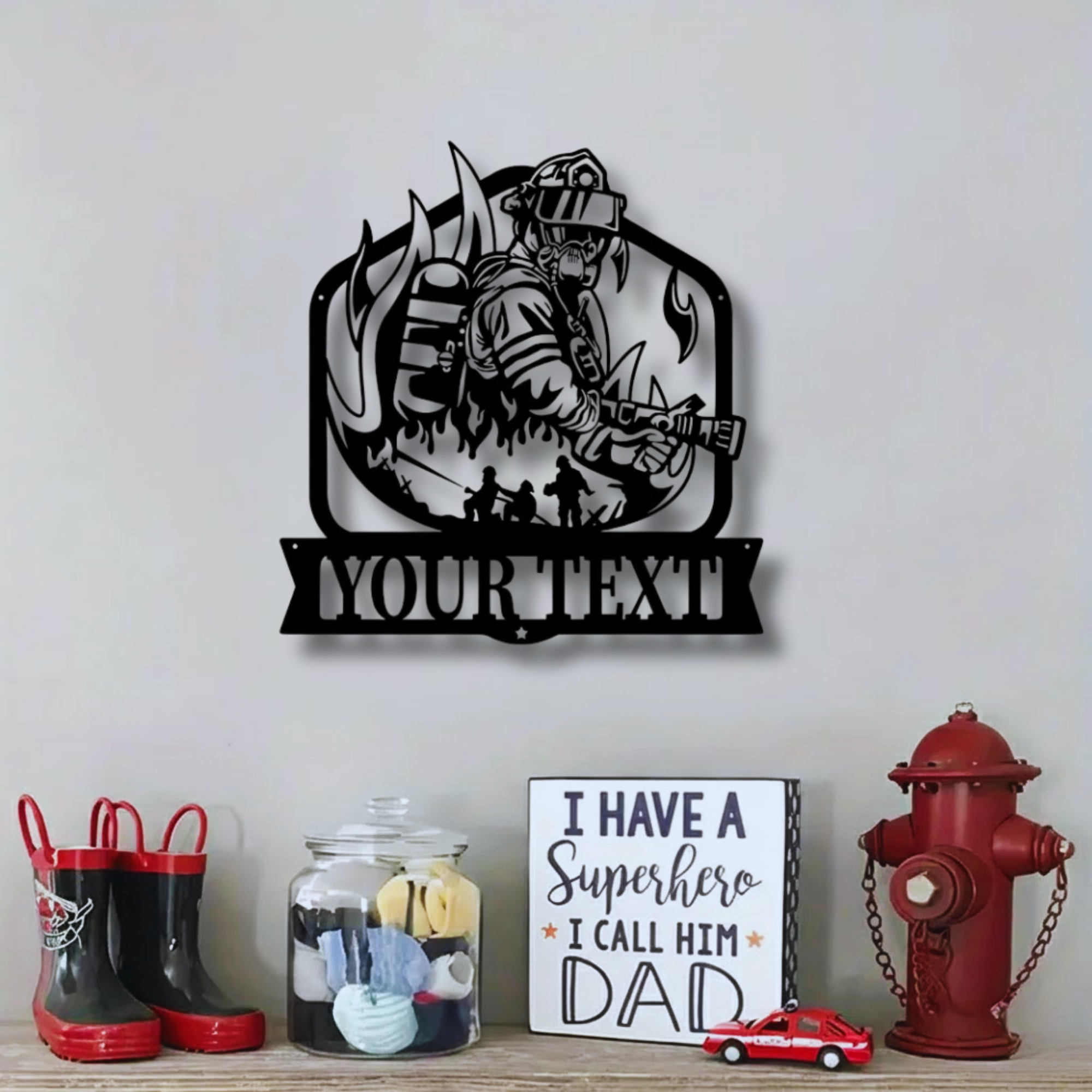 Individuelles Metallschild „Feuerwehrmann mit Schlauch“ – Personalisierte Wanddekoration