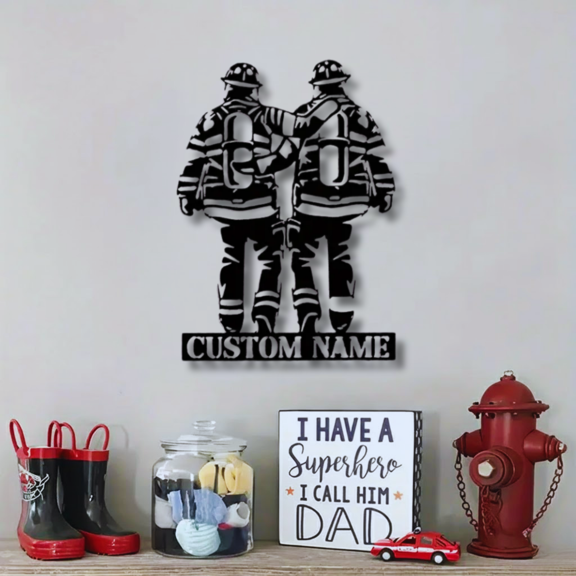 „Feuerwehrmann-Bruder steht“ – Individuelles Metallschild – Personalisierte Wanddekoration