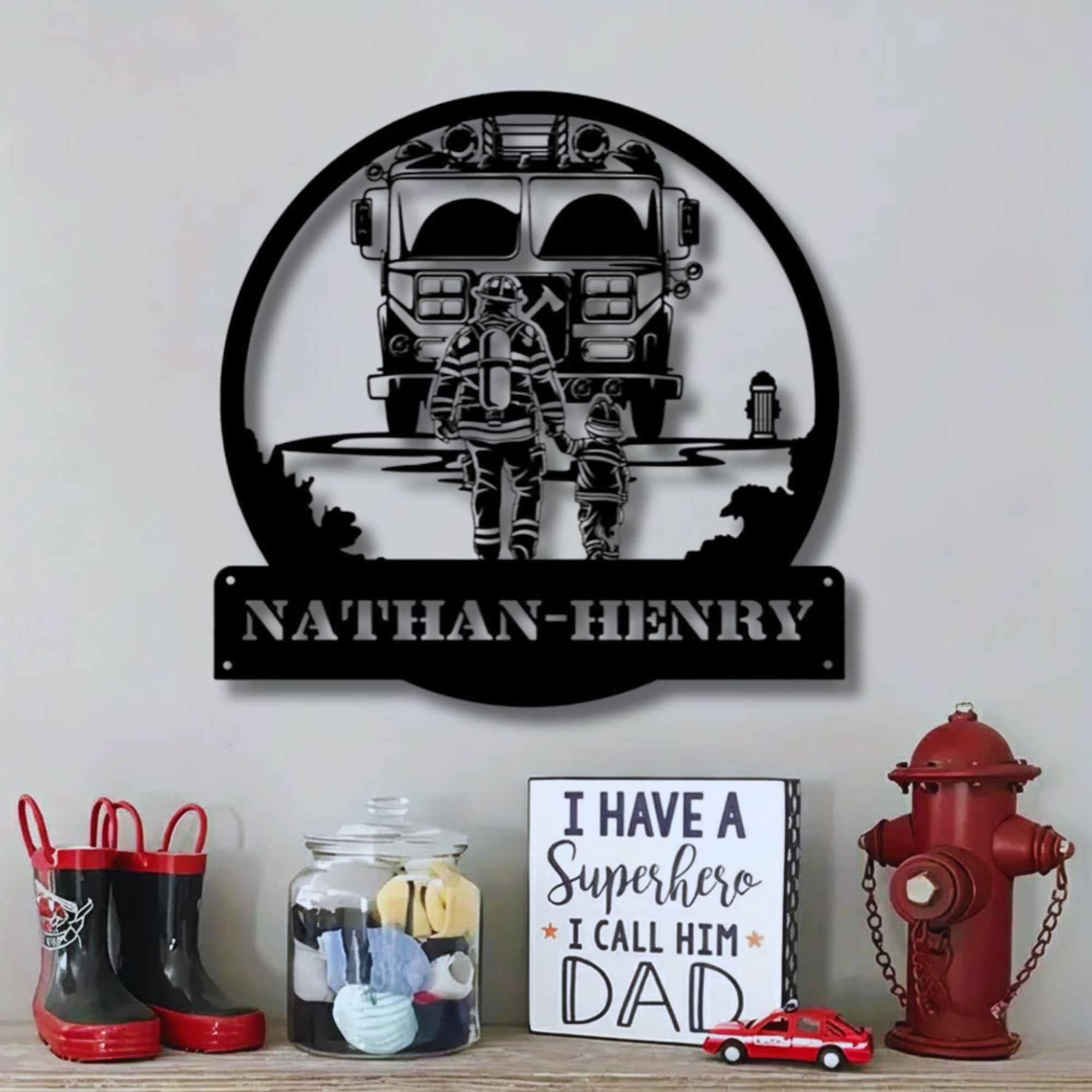 Metallschild mit individuellem Namen „Feuerwehrmann-Papa und sein Kind“ – Personalisierte Wanddekoration
