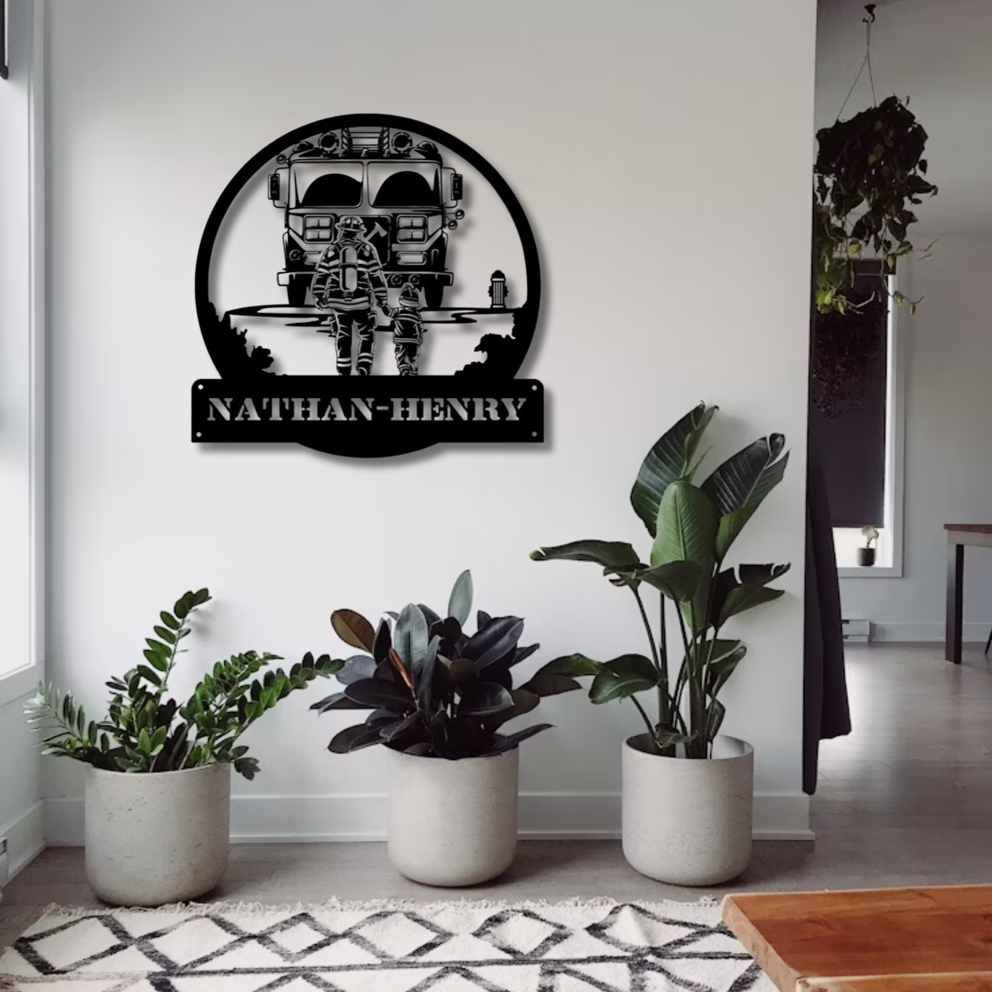 Metallschild mit individuellem Namen „Feuerwehrmann-Papa und sein Kind“ – Personalisierte Wanddekoration