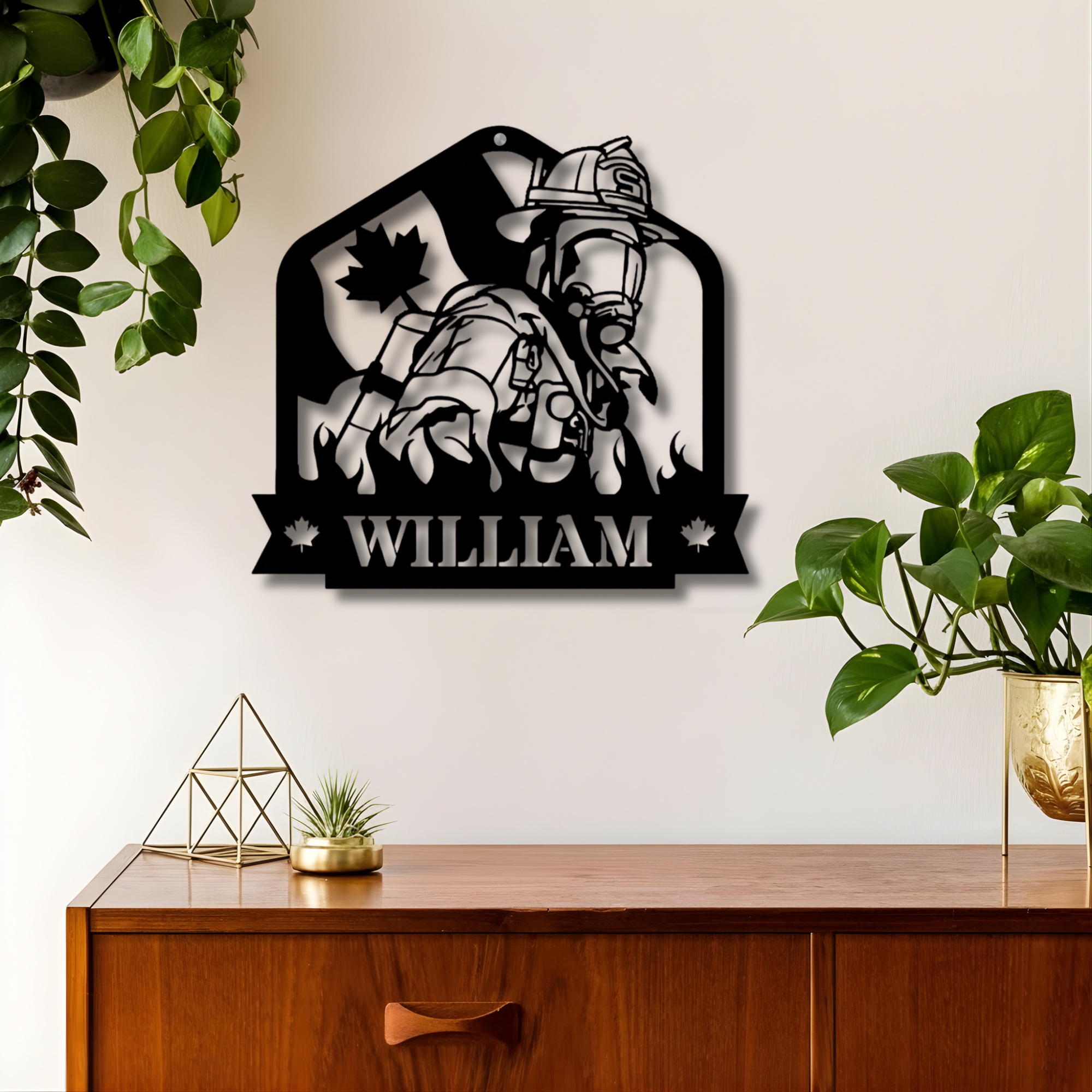 Feuerwehrmaske mit gekreuzten Äxten – Individuelles Namensschild aus Metall – Personalisierte Wanddekoration