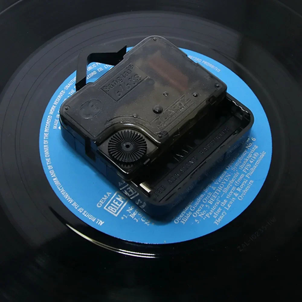 Wanduhr mit LED-Beleuchtung – LED-Dekoration für Apotheker, Ärzte und Krankenschwestern